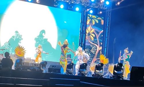 The panasar (clown servant/narrators) in the Sanur Festival performance 2022 appear on the screen