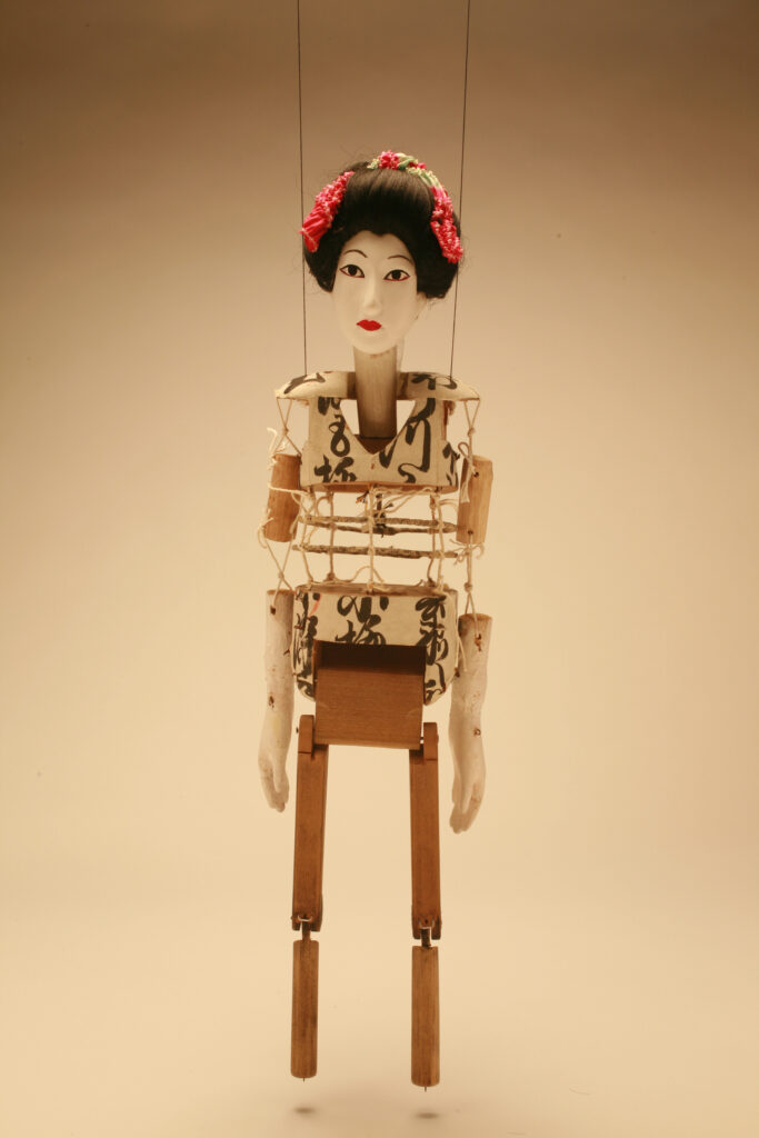 Fig. 6. Traditional Edo female string puppet. (Photo: @Ishibashi Toshiharu. Courtesy of Youkiza).