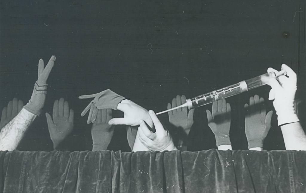 Figure 1. Pantomime of hands performance. (Photo: Courtesy of Archivo del Museo Argentino del Títere)