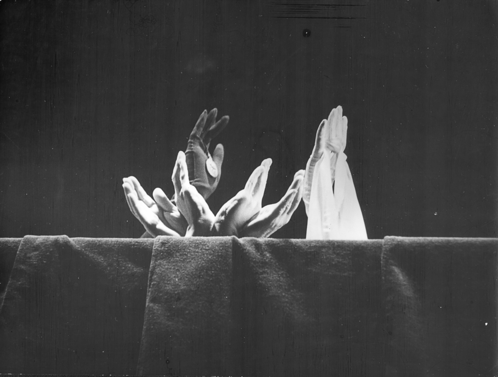 Figure 3. Y se casaron (And They Got Married), pantomime of hands. (Photo: Courtesy of Archivo del Museo Argentino del Títere)